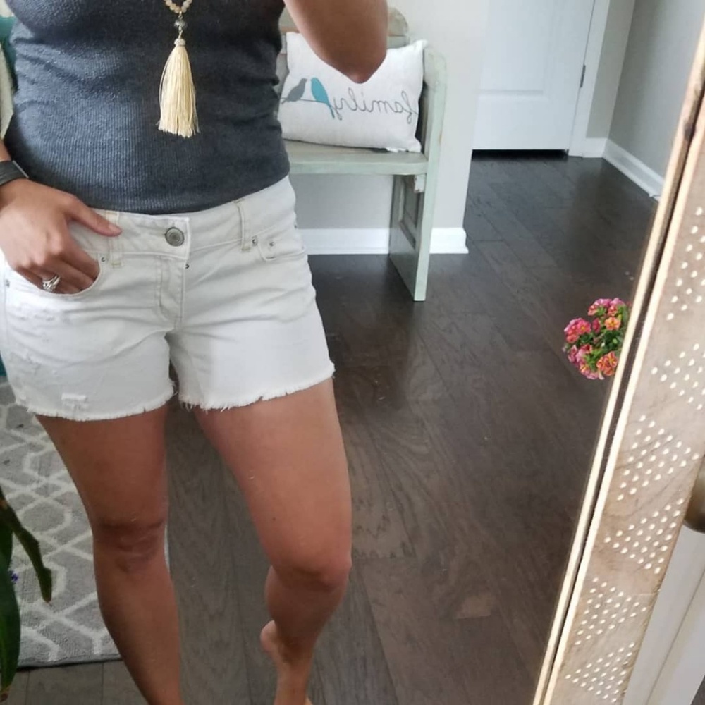 sz 6 | AEO | white cutoff shorts